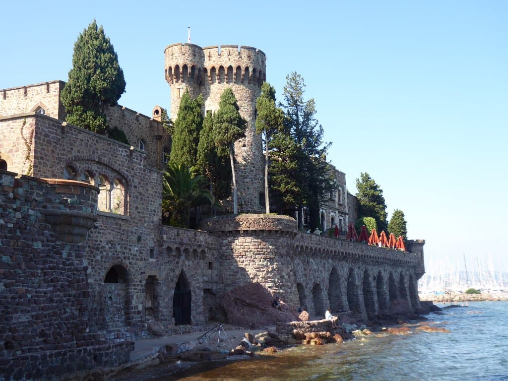 Un château en bord de mer