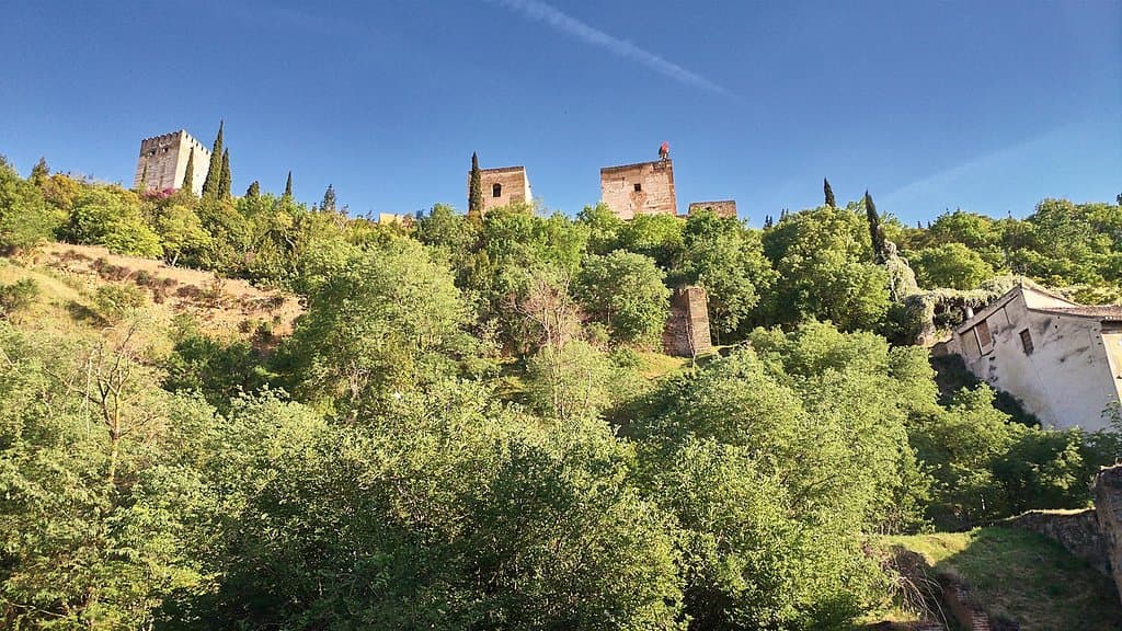Justo debajo de La Alhambra