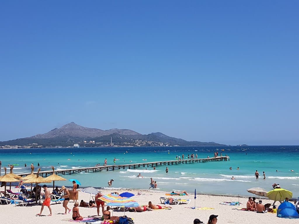 Zona central da praia, com um passadiço mar adentro