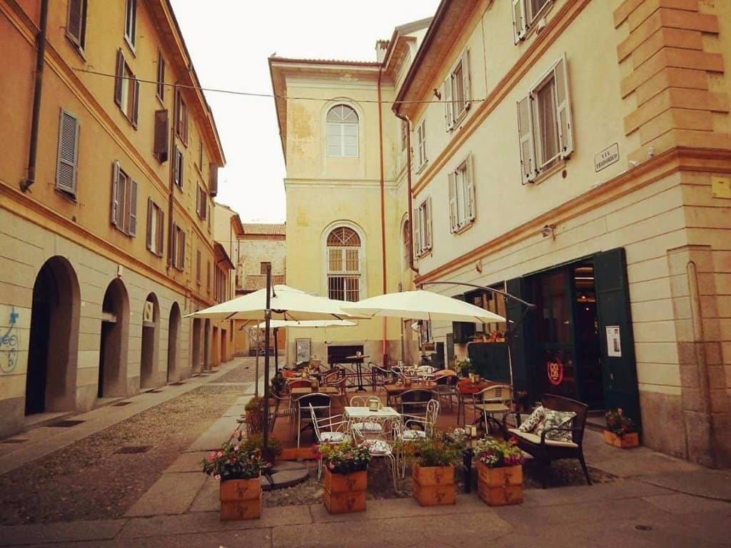 Una  caratteristica via di Pavia   , dove passeggiare  e bere un buon caffè  nei tanti locali