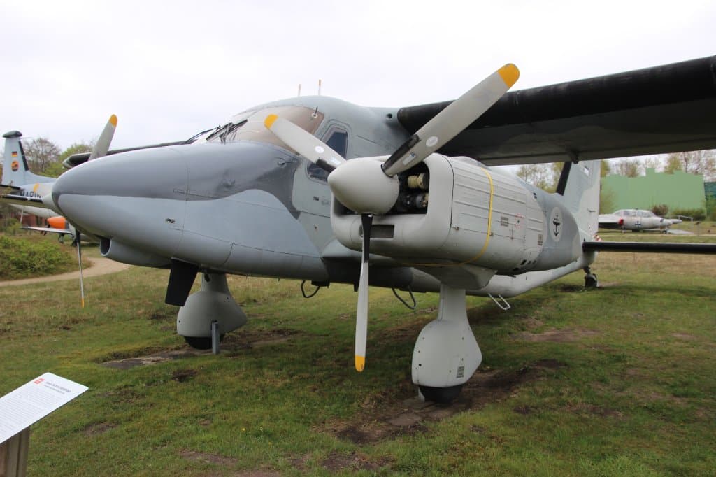 Zweimotoriges Reise- und Aufklärungsflugzeug