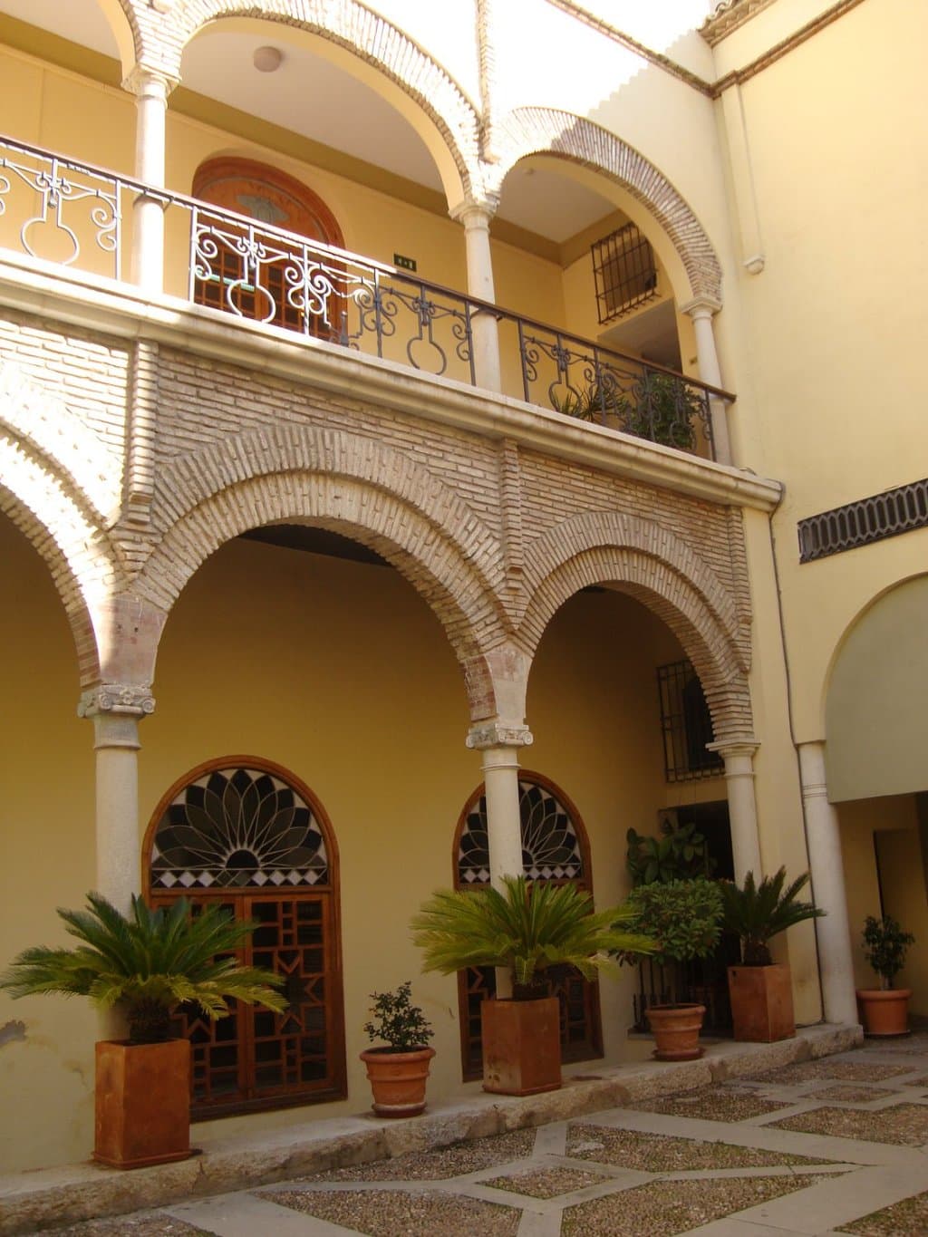 Patio de acceso al salón mudejar