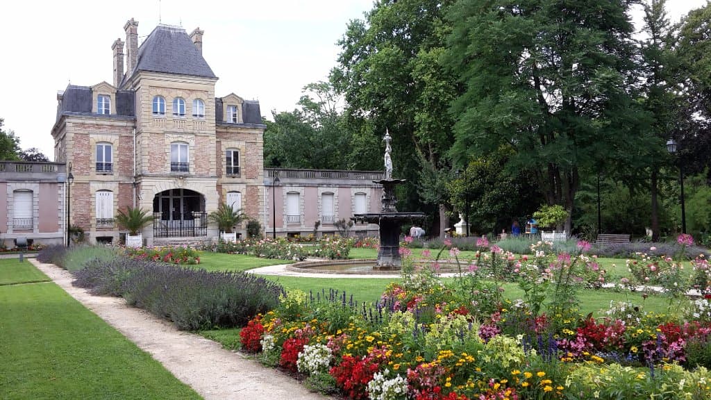 il castello e il suo giardino con fontana
