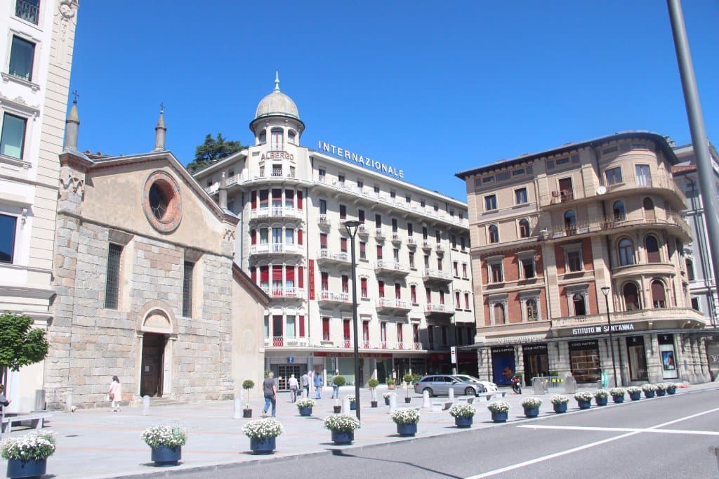 A Igreja na Piazza Bernardino Luini