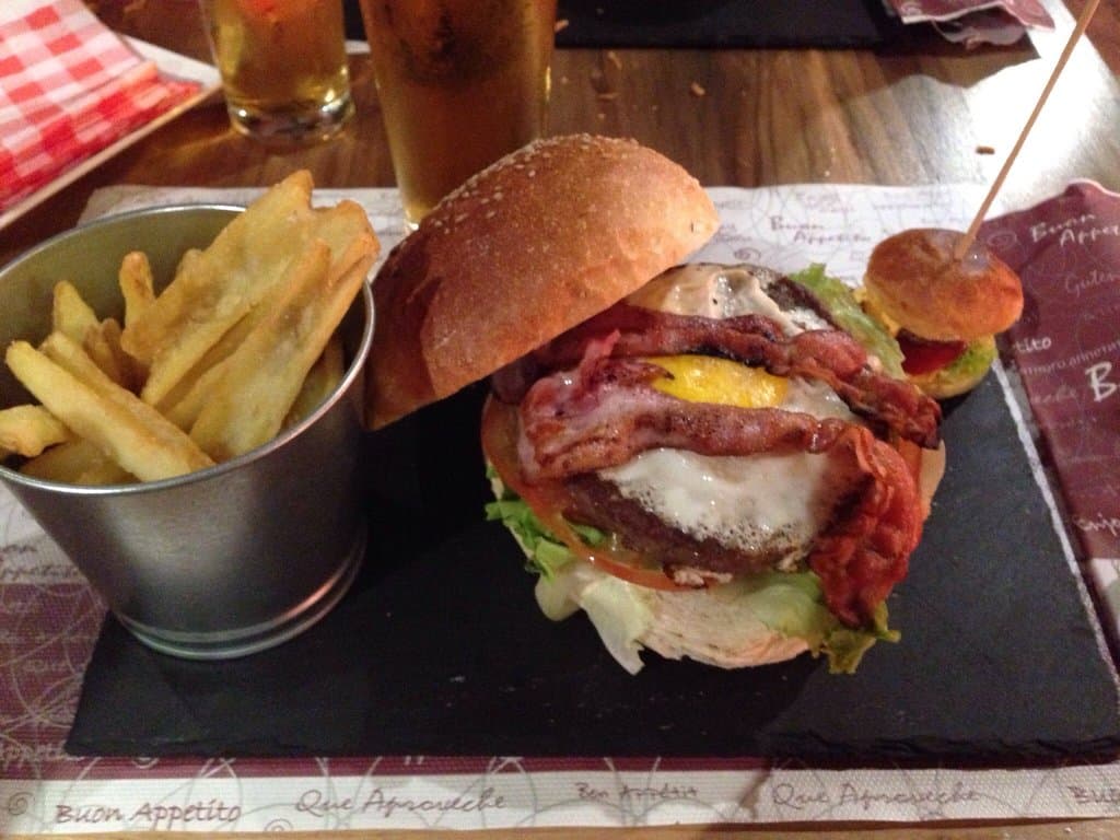 Panino con insalata 🥗 hamburger 🍔 uovo 🍳 bacon 🥓 e pane artigianale!