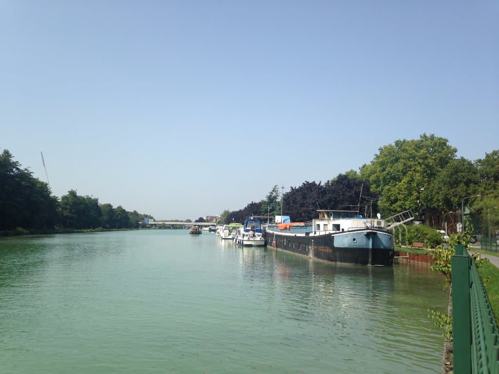 une vue d'ensemble du port