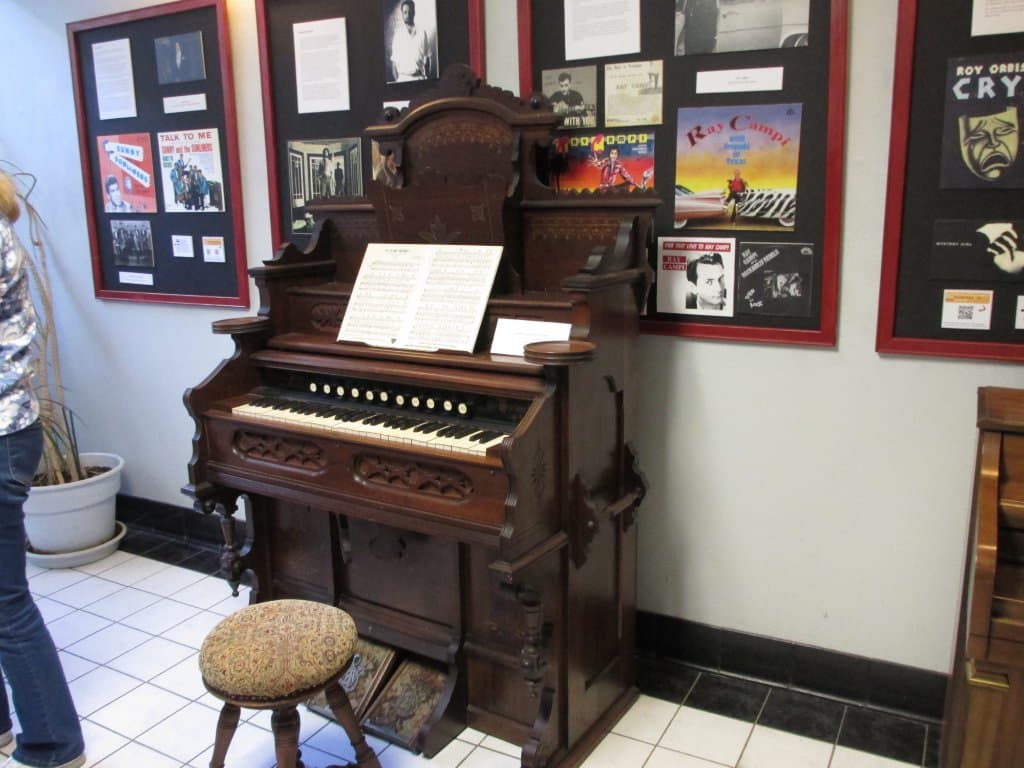 Organ in the American Eastlake furniture style