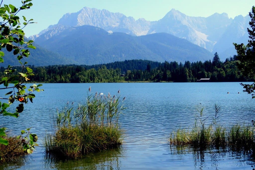Blick über den See auf die Berge