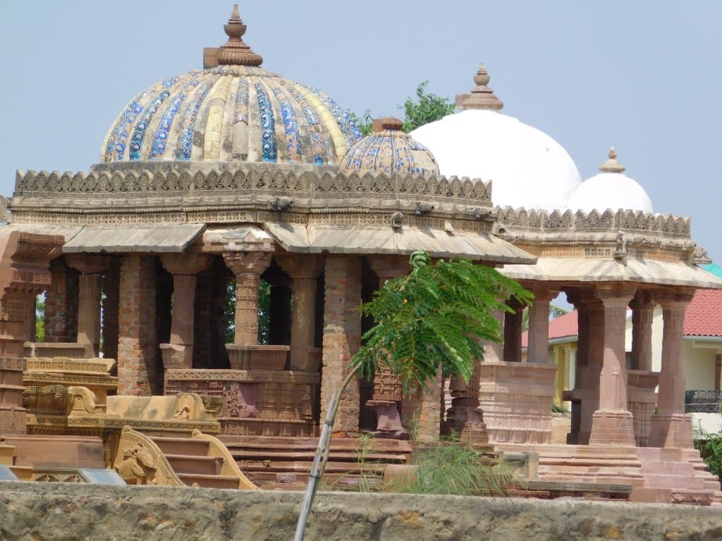 I cenotafi rimasti ancora in piedi dopo il terremoto