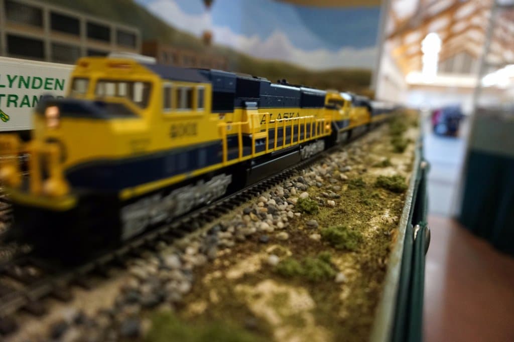 trem circulando na maquete