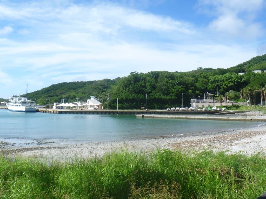 砂浜から見る "ははじま丸"