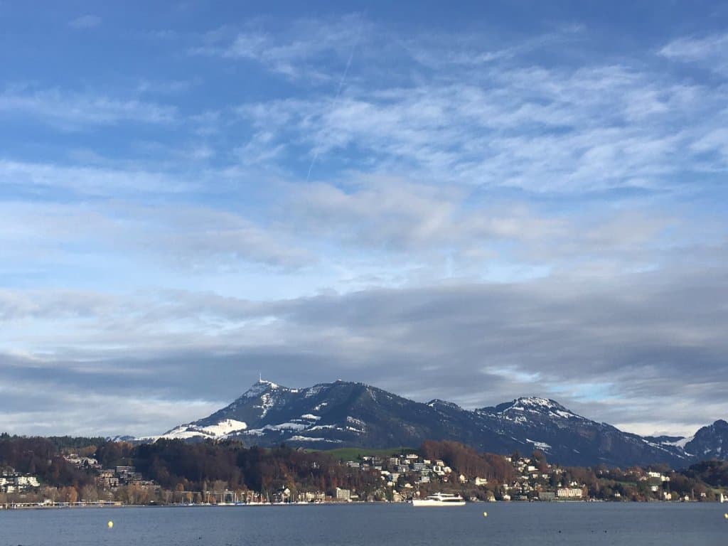 Blick auf die Rigi mit erstem Schnee