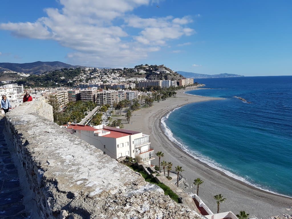 La playa de PUERTA DEL MAR desde el castillo de San Miguel
