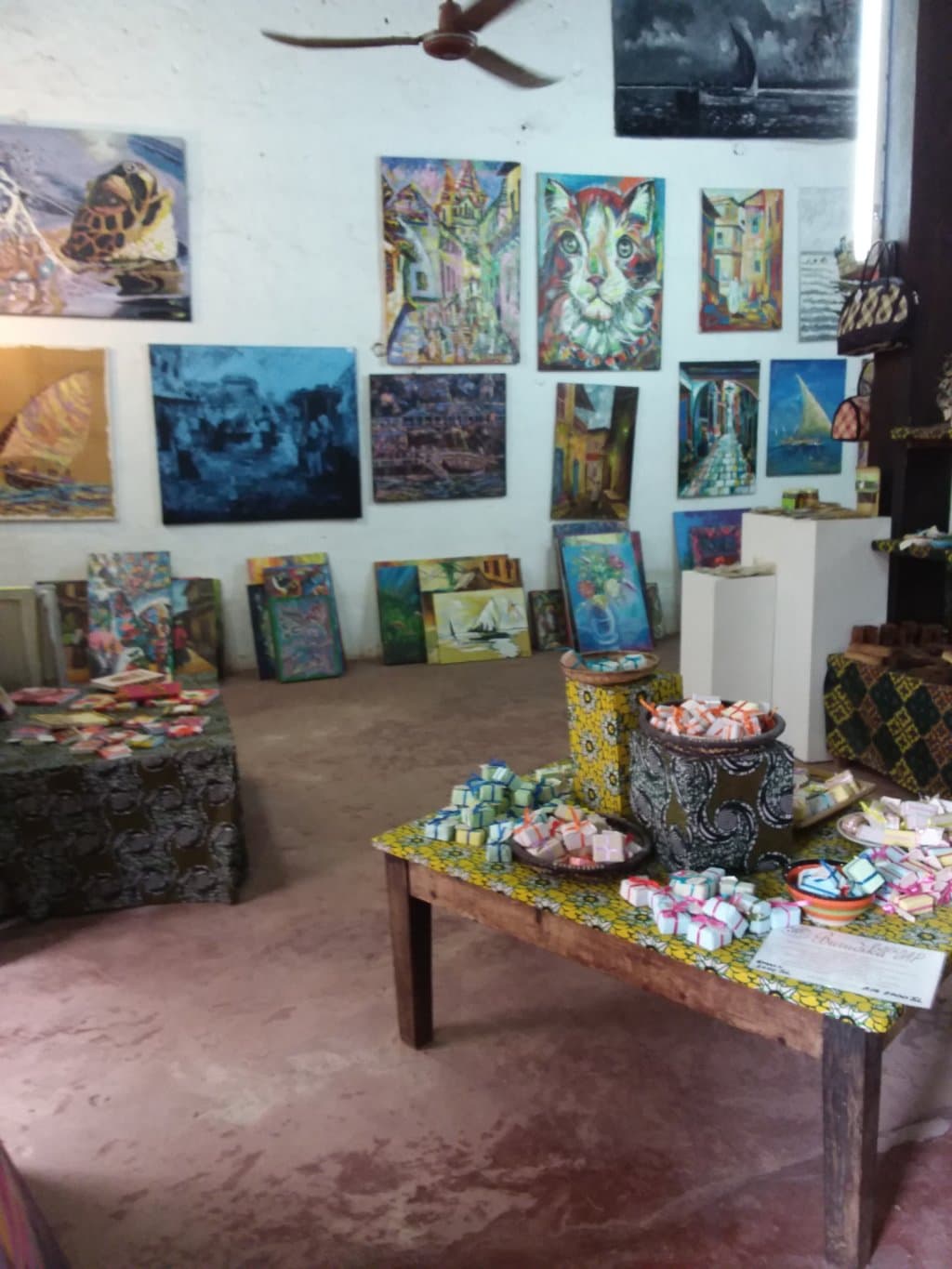 Centro con tante cose manufatte africane