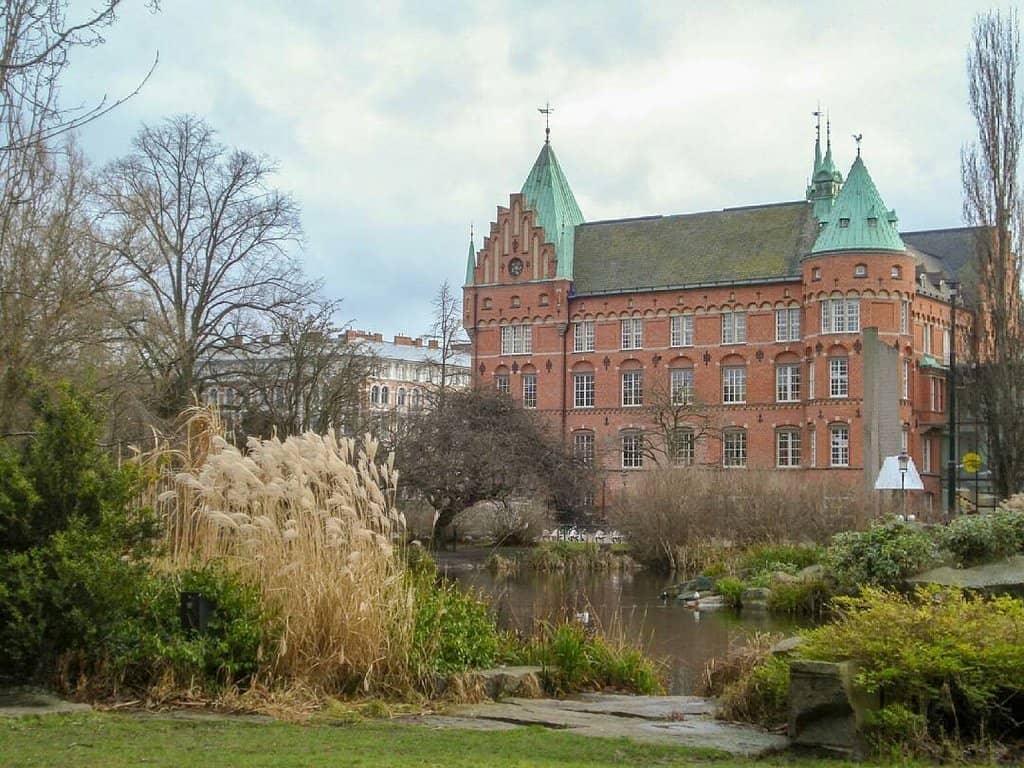 Riverside Parkland Setting