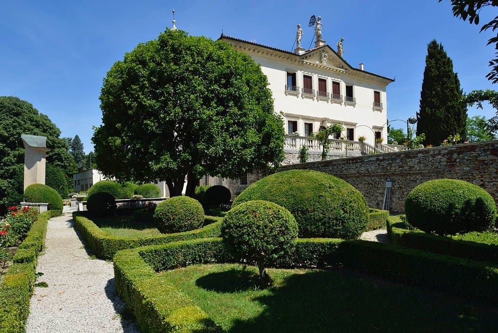 La facciata della Palazzina e il giardino all'italiana