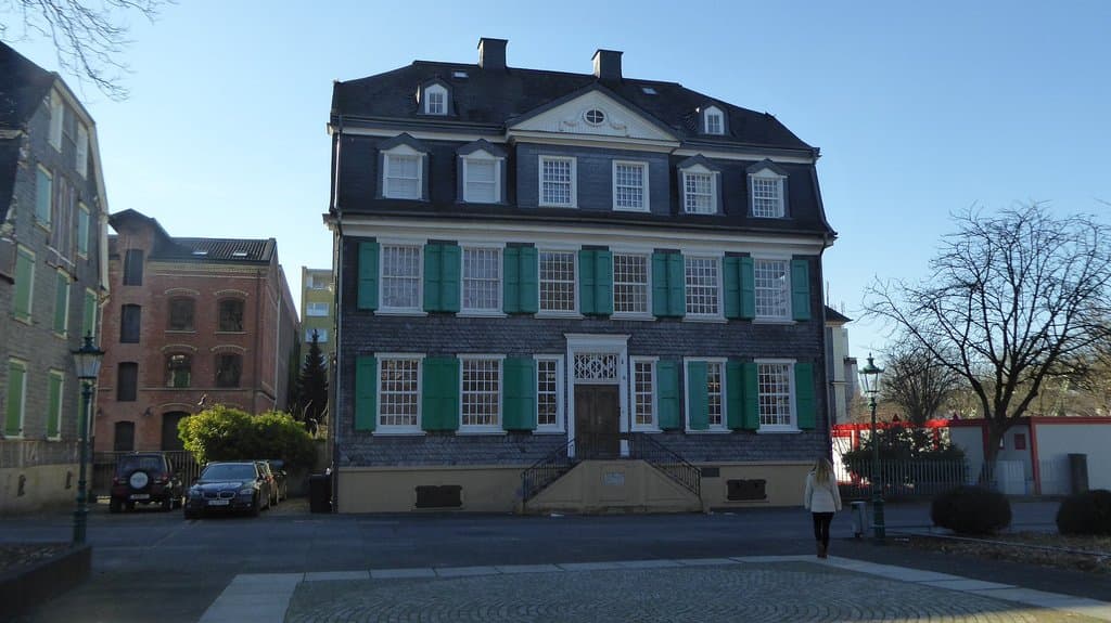 Engels Haus aus der Grünanlage gesehen