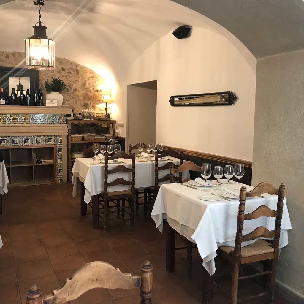 Bien situado; comedores varios y muy agradables, con rico jamón y buen vino de la zona, sin dud