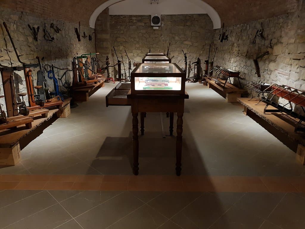 Tappatrici e strumenti enologici