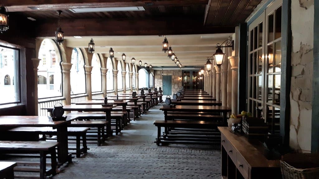 Buitenterras van Het Wapen van Raveleijn - Efteling APRIL 2018