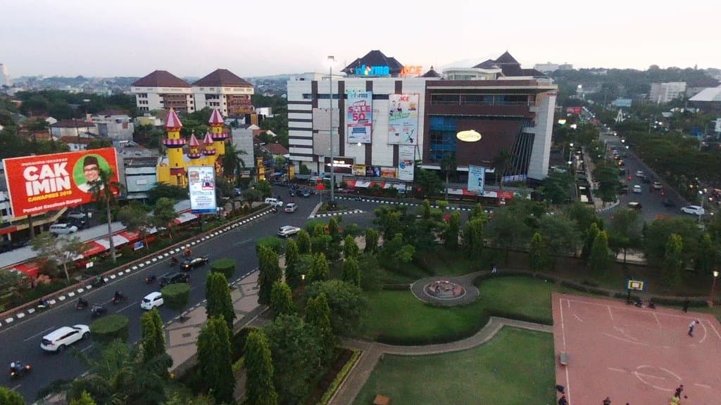 Simpang Lima park with shopping mall close by