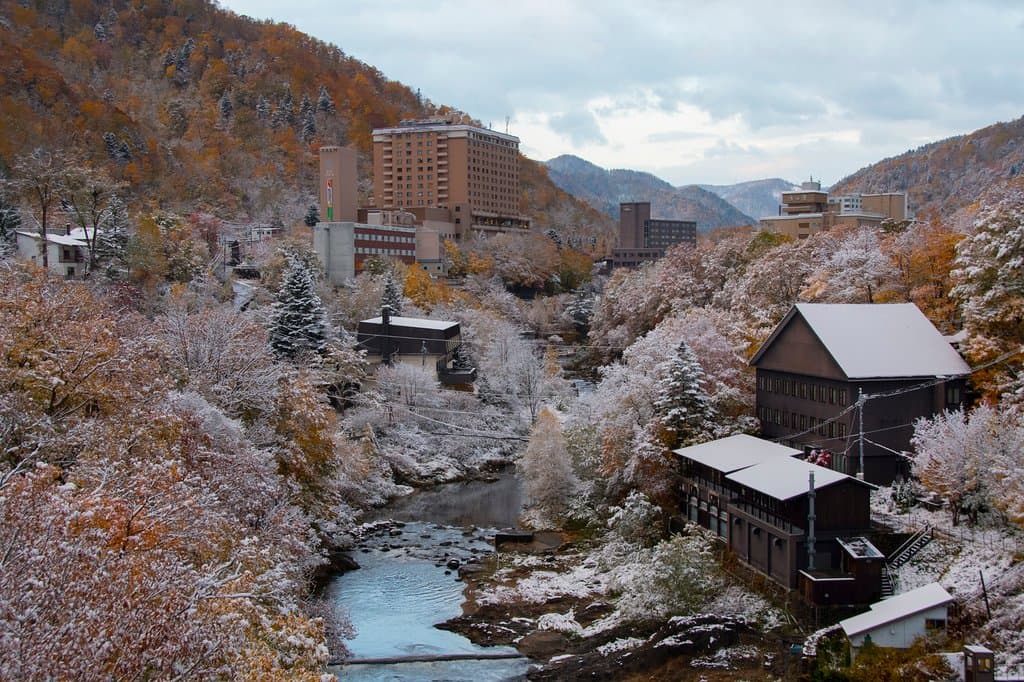 紅葉終了時期に雪が積もる定山渓温泉。(10月末頃)