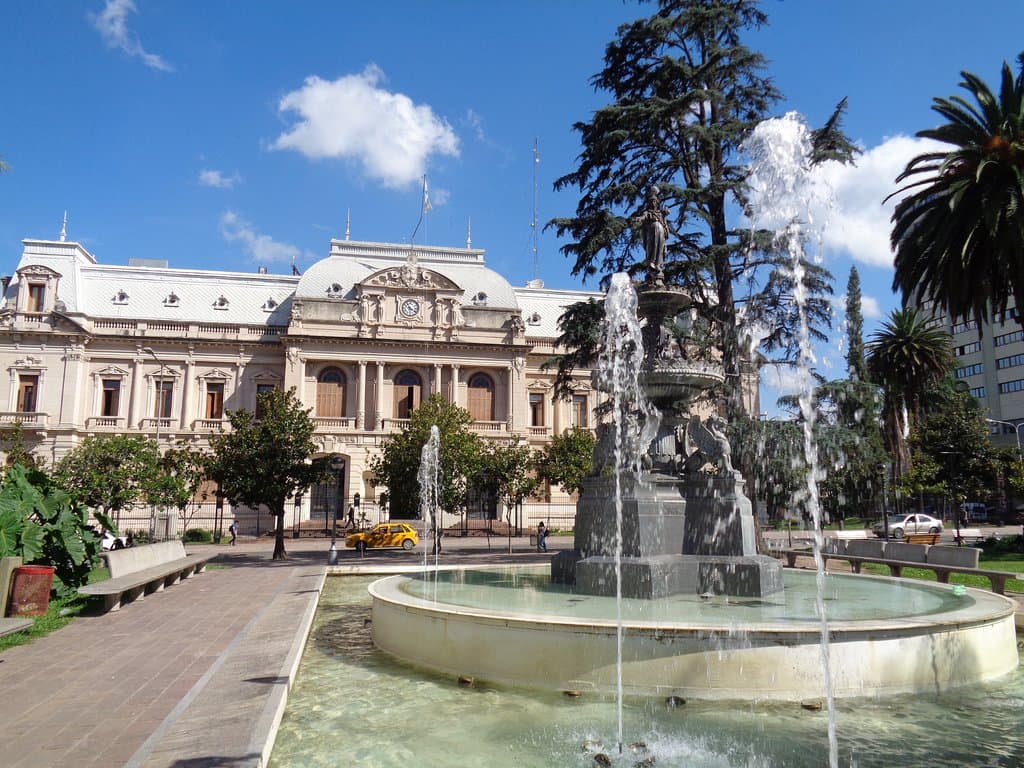 Fuente y Casa de Gobierno Provincial