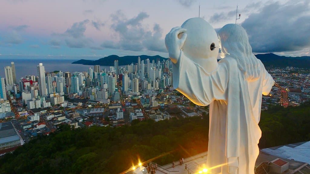 Cristo Luza a iluminar Balneário Camboriú