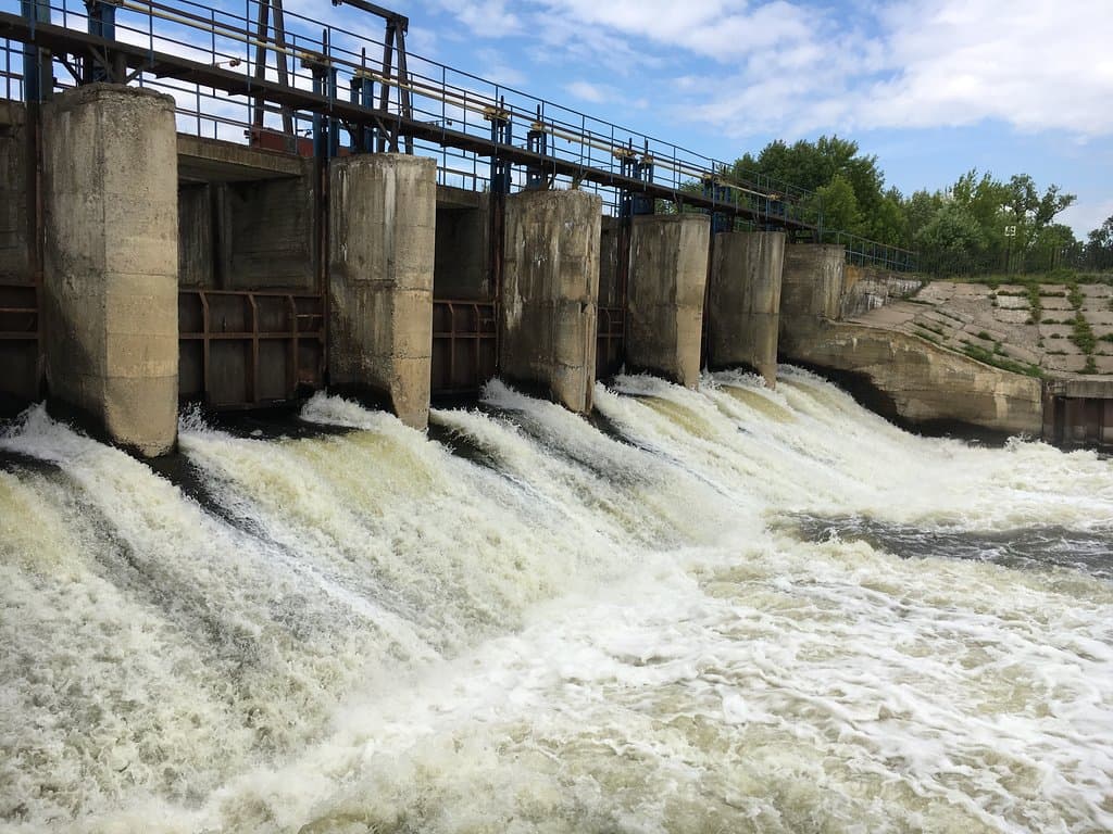 Успенская плотина на реке Клязьма в Ногинске, 11 июня 2018 года...