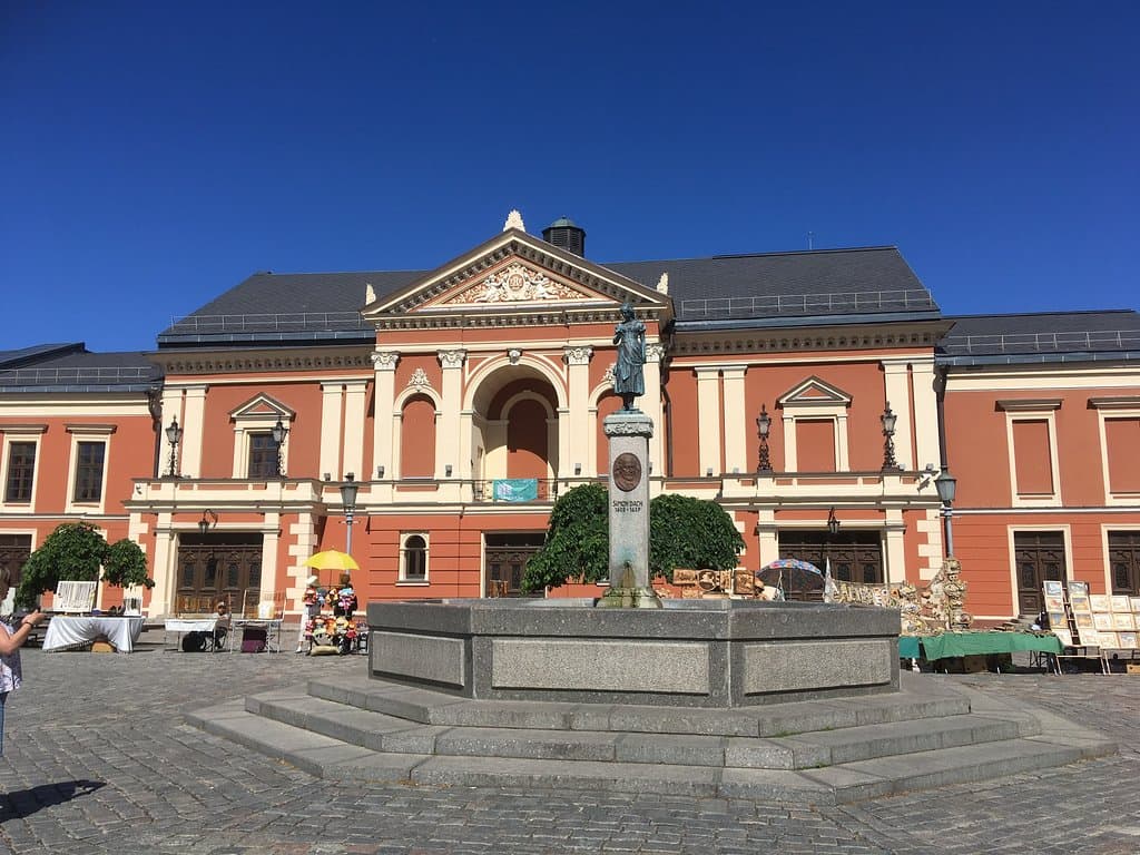 Theatre square and Annchen Von Tharau