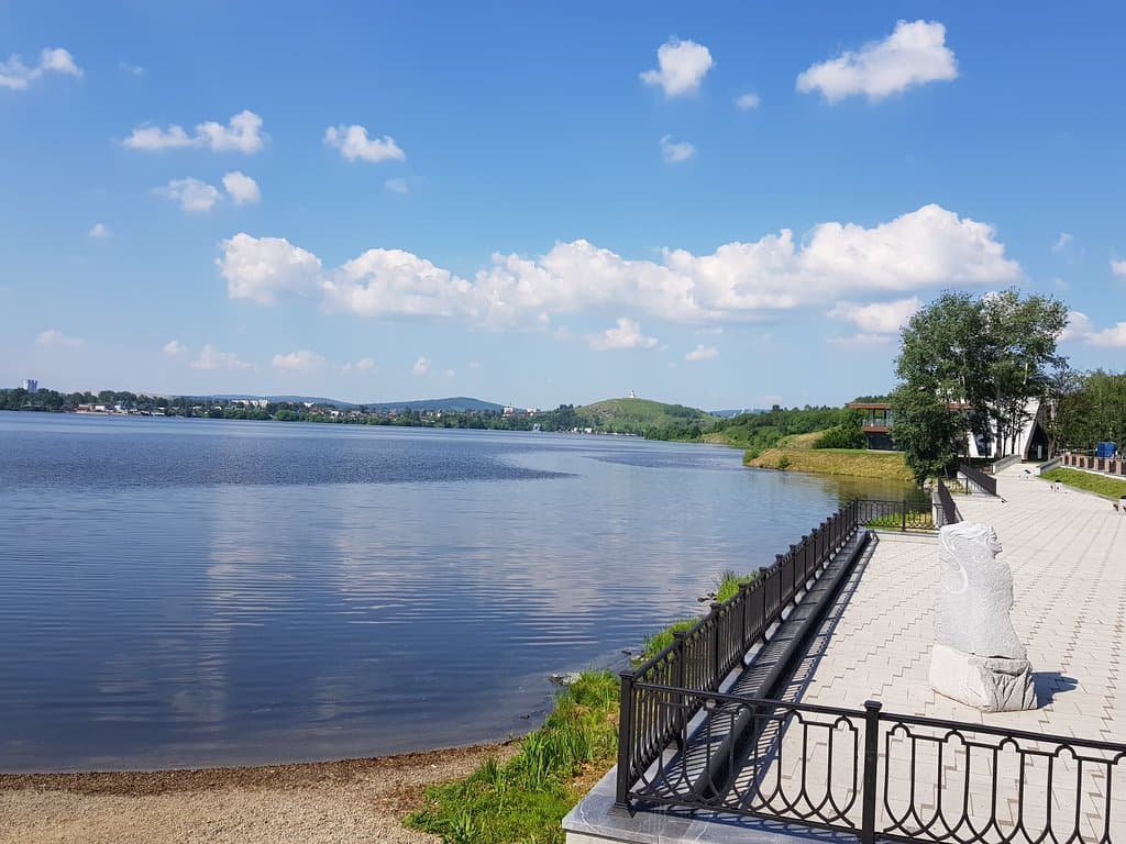 набережная вдоль пруда