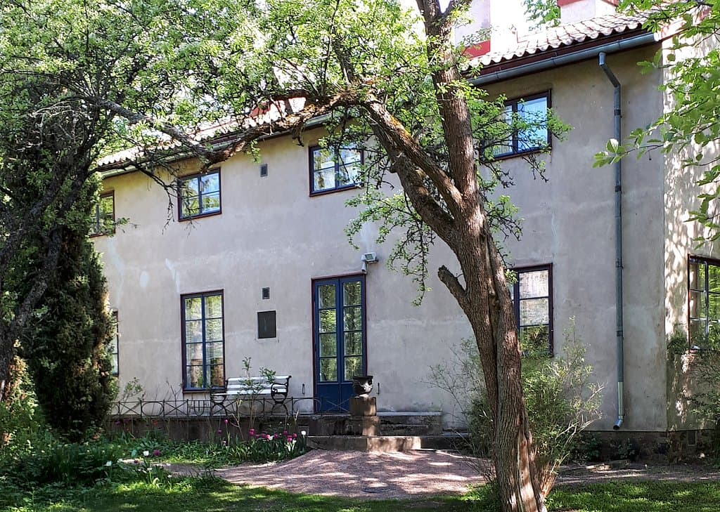 Casa Haartman puutarhan puolelta.
