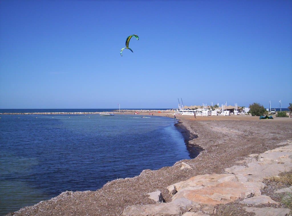 Kitesurfing en la playa de la escollera norte de Denia