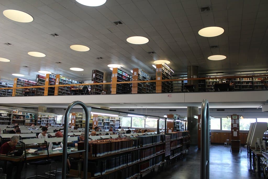 one of the reading rooms - no cell-phones and only wispering allowed.