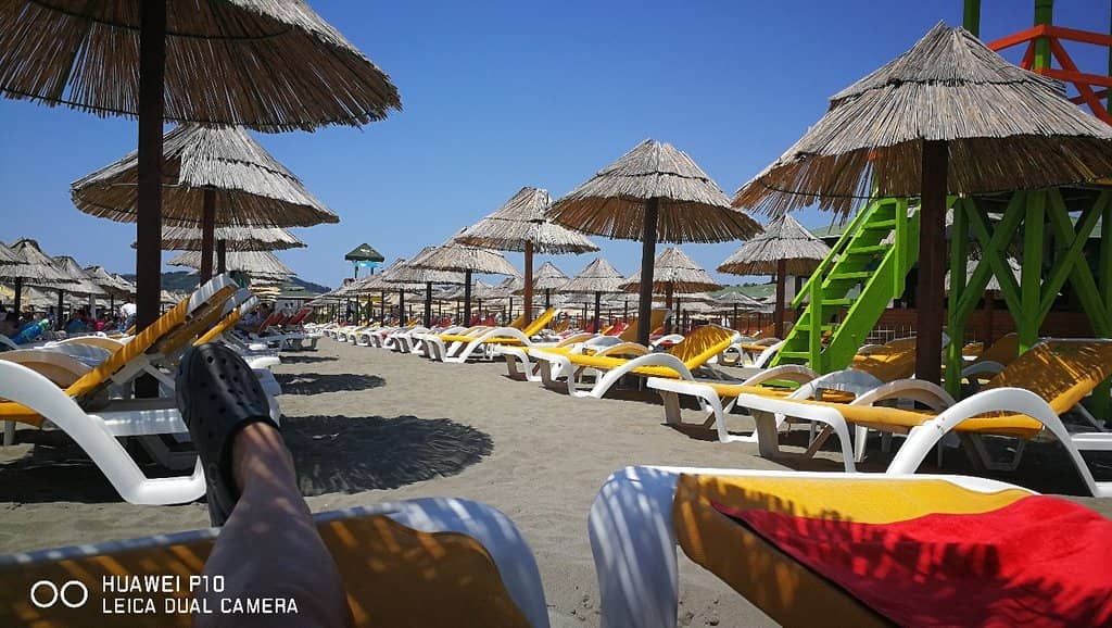 Beachfront Dining & Lounging