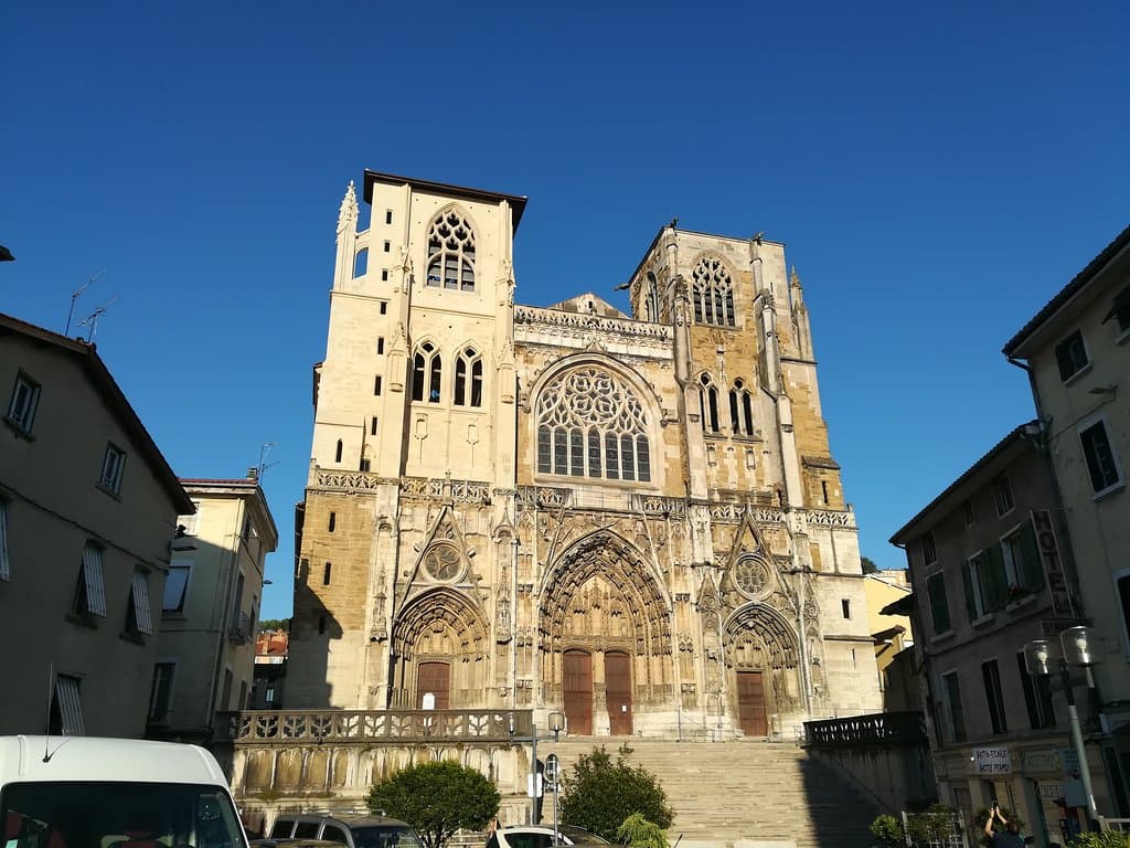 Vista frontal del templo