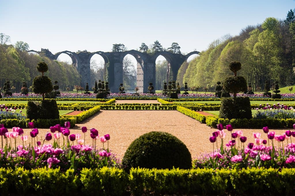 L'aqueduc dans le parc à la française du Château de Maintenon.