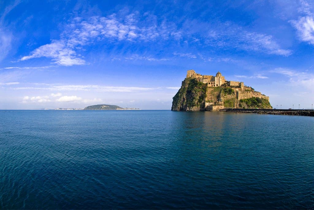 Il Castello visto dal mare, con Vivara alle spalle