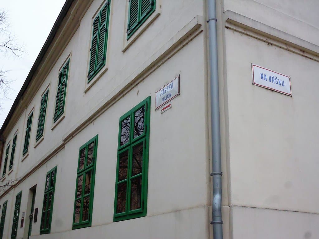 Rožná budova fary Nitra-Dolné mesta na rohu Farskej ulice a Na Vŕšku