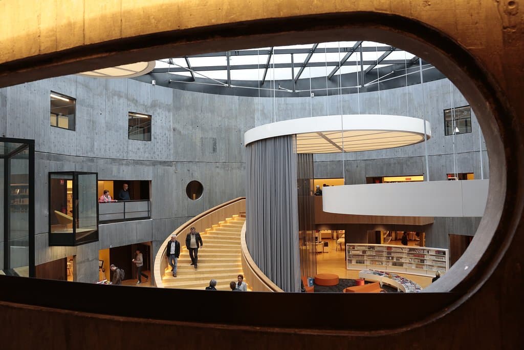 Atrium, vu de la coursive du 1er étage (© Erik Levilly - VDH)