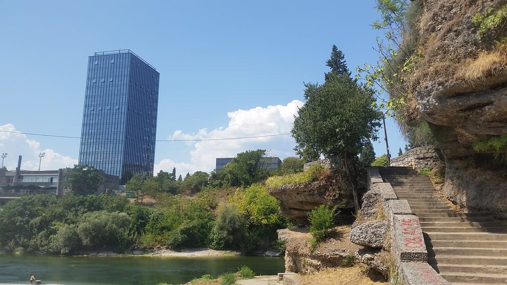 Qui e lì alcuni punti sono imbrattati da graffiti