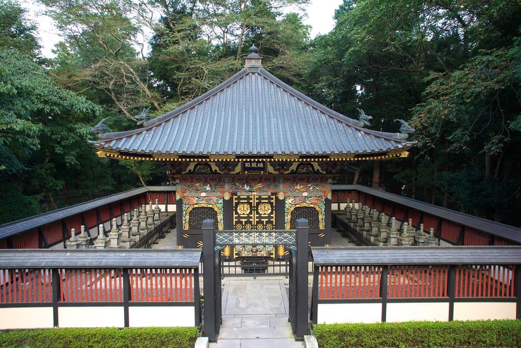 瑞鳳殿の全景』 両脇に見えるのは伊達政宗公に殉死した家臣の供養塔 『宝篋印塔』