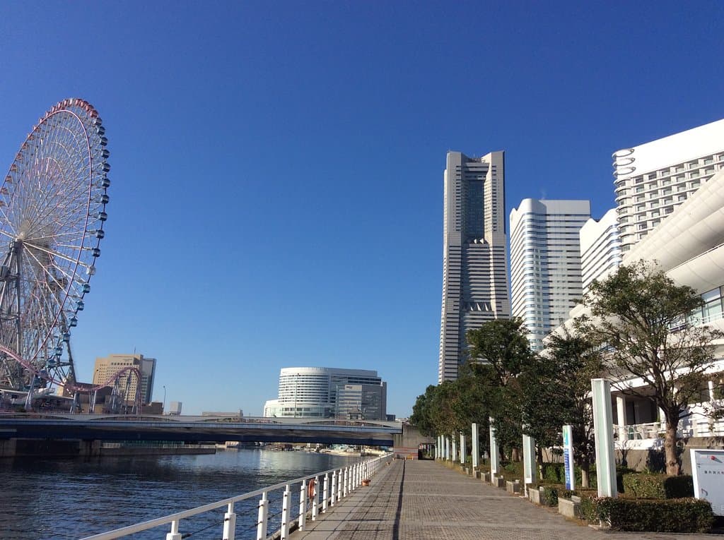 ランドマークタワーから続く特徴あるビル群が印象的です