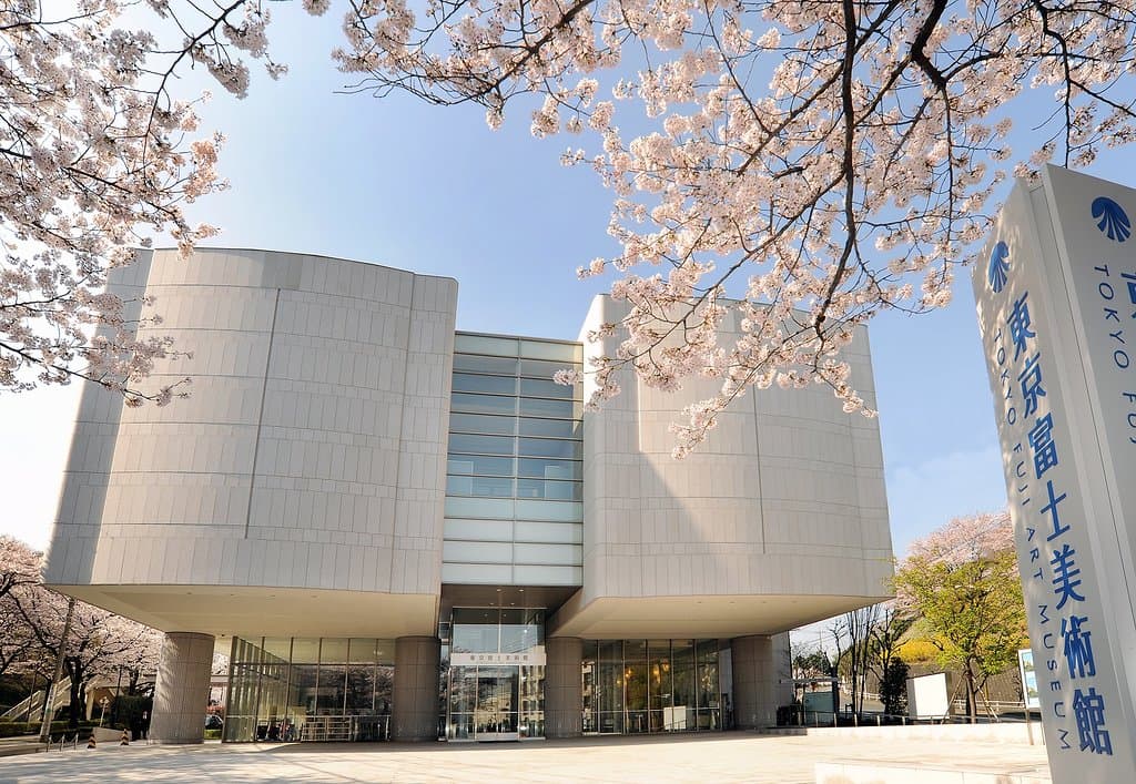 美術館正面エントランス 4月ごろ