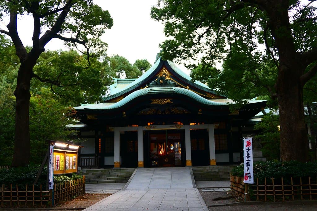 権現造の大きく見事な社殿。伊邪那岐命、伊邪那美命、天照大御神、速玉之男命、事解之男命の五柱を祀ります。