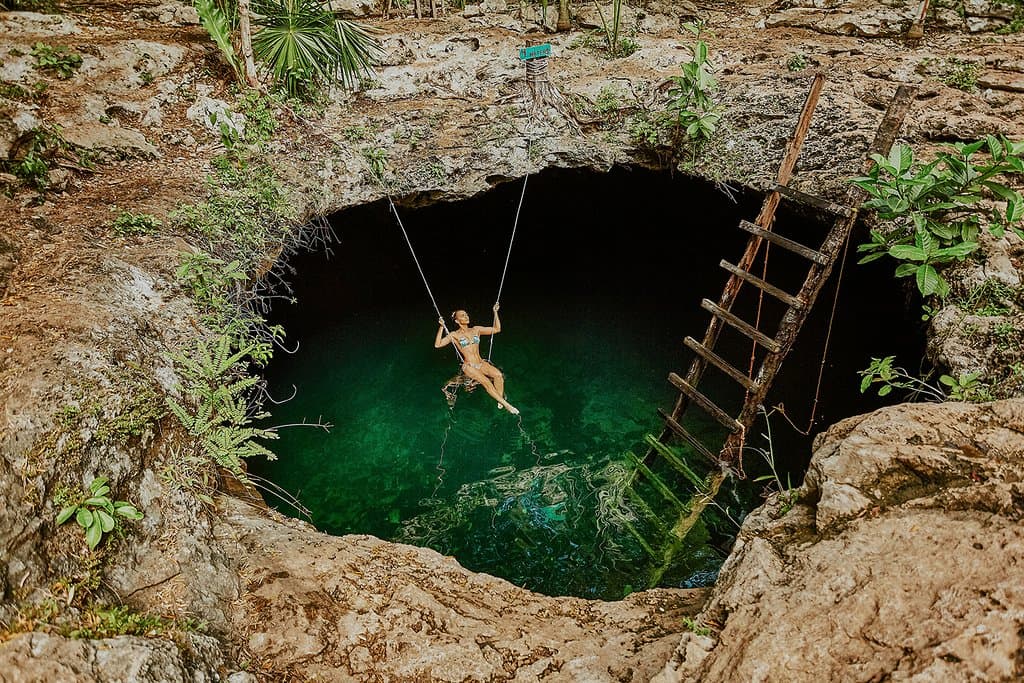 Os cenotes são cavidades alagadas, criados pelo impacto dos meteoros na terra e mais facilmente encontrados no México. Esse cenote muito interessante tem o nome de Calavera, pois visto de cima a sua formação rochosa lembra uma caveira.
Ele tem 4 metros de profundidade e é possível realizar mergulho com os guias locais.
Cerca de 100 pesos mexicanos para visitar.