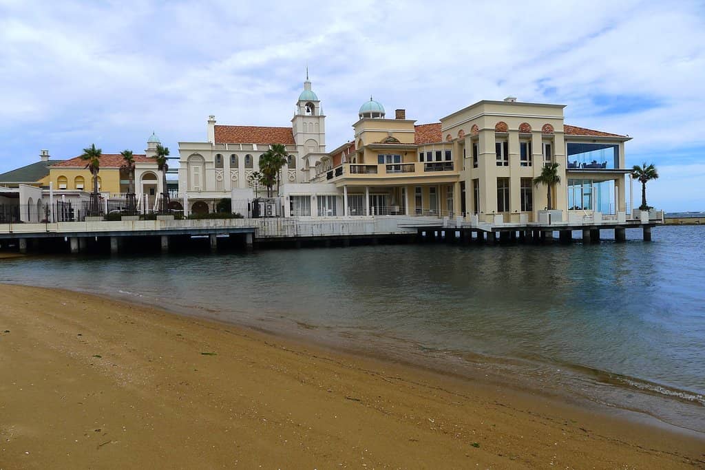 Beachfront Dining & Drinks