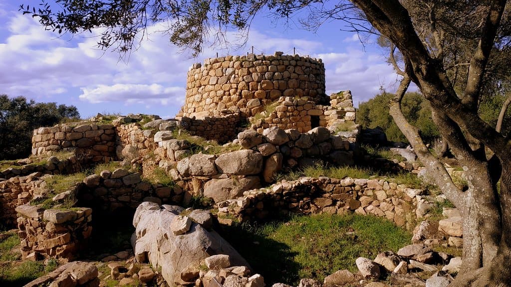 Il nuraghe e alcune capanne