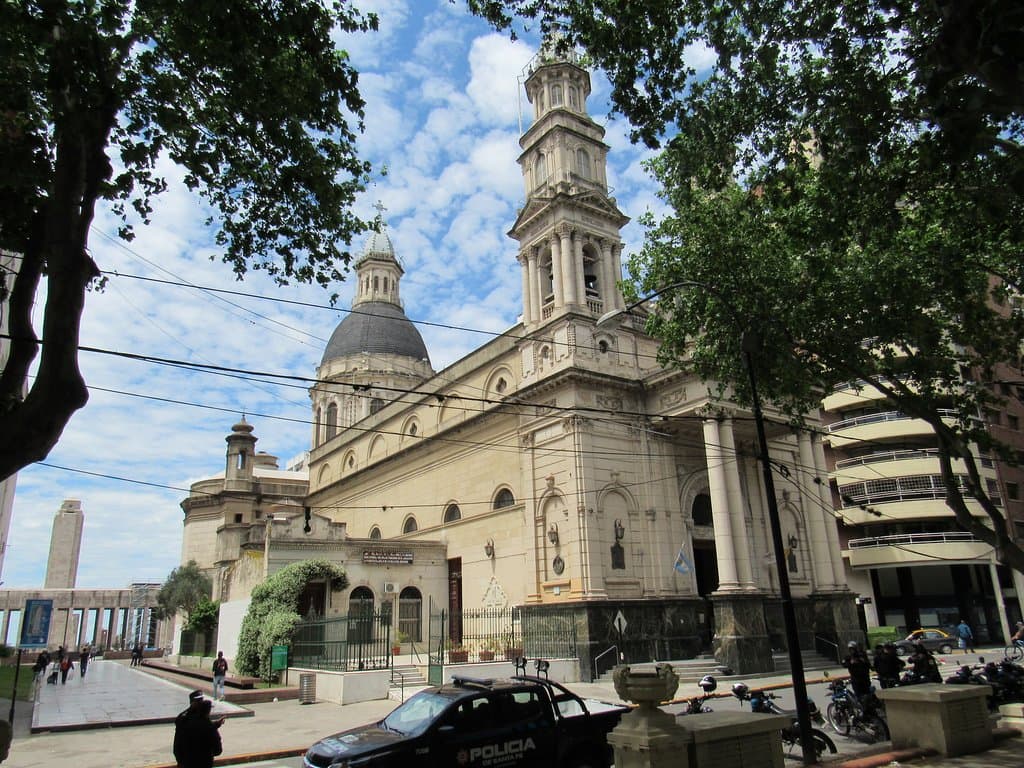 Basílica y monumento a la Bandera desde la plaza.