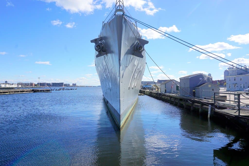 Vista da proa bem afinada para cortar mwlhor as ondas e ganhar velocidade
